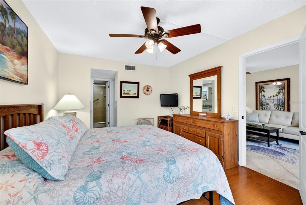For Sale: $329,900 (2 beds, 2 baths, 915 Square Feet)