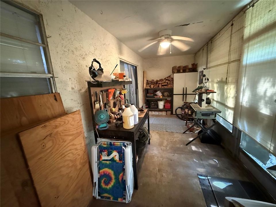 For Sale: $159,900 (2 beds, 1 baths, 962 Square Feet)