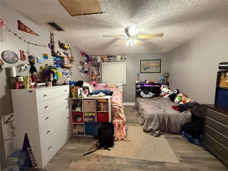 For Sale: $159,900 (2 beds, 1 baths, 962 Square Feet)