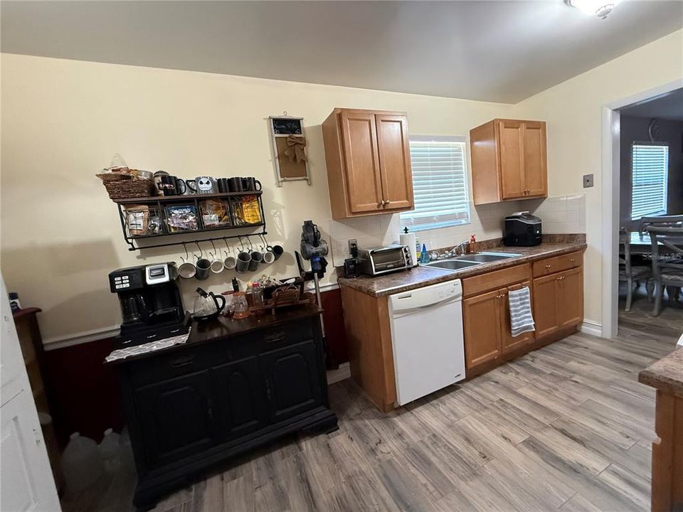 For Sale: $159,900 (2 beds, 1 baths, 962 Square Feet)