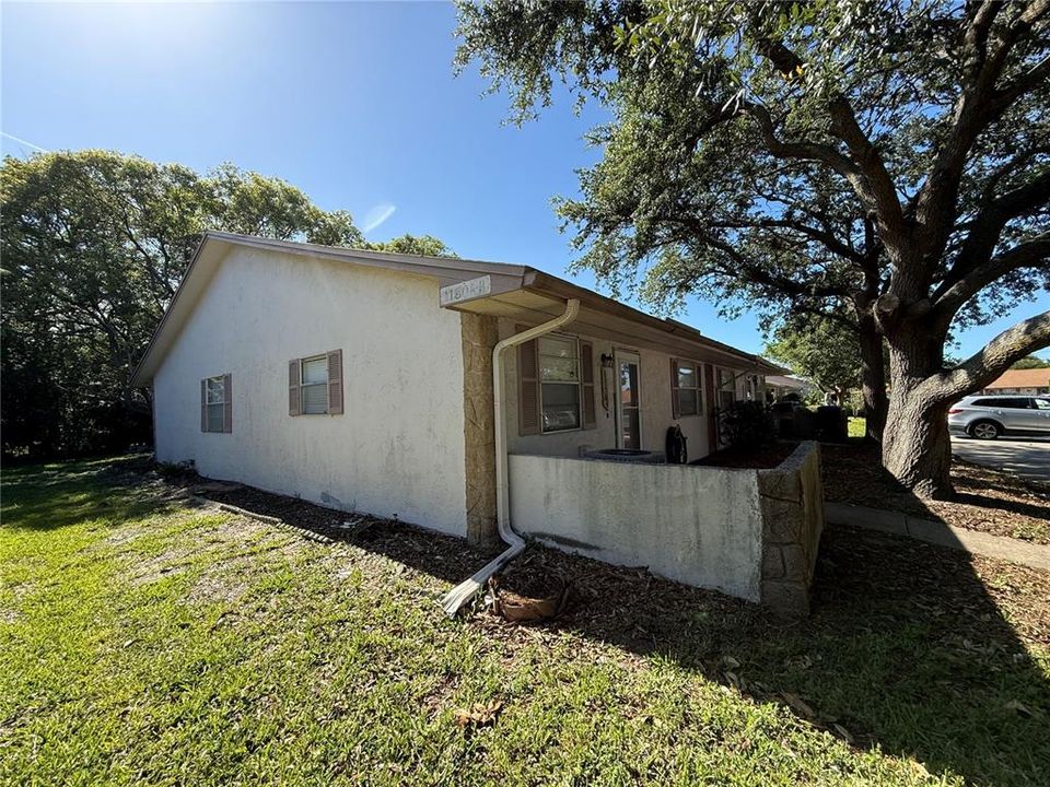 For Sale: $159,900 (2 beds, 1 baths, 962 Square Feet)