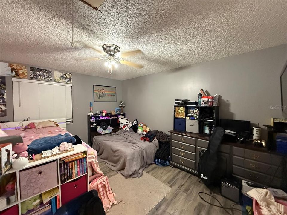 For Sale: $159,900 (2 beds, 1 baths, 962 Square Feet)