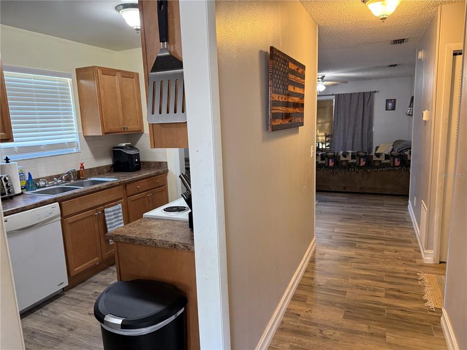 For Sale: $159,900 (2 beds, 1 baths, 962 Square Feet)