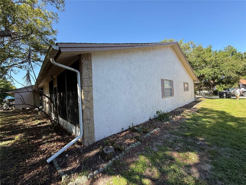 For Sale: $159,900 (2 beds, 1 baths, 962 Square Feet)