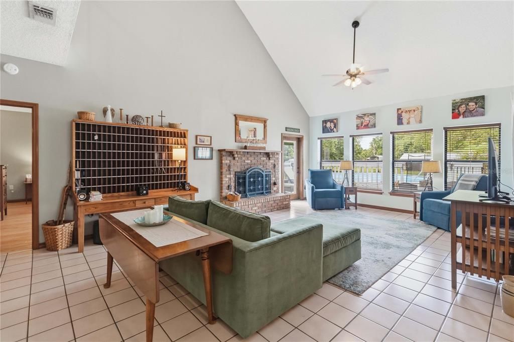 En Venta: $799,900 (3 camas, 2 baños, 2502 Pies cuadrados)