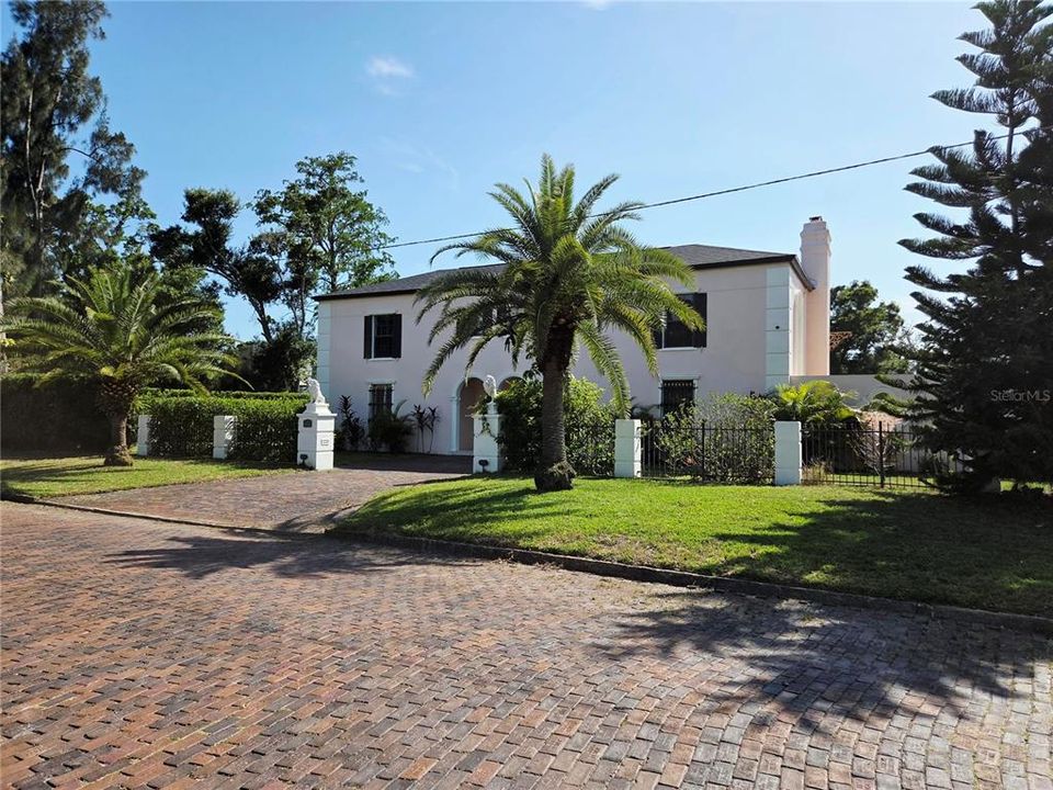For Sale: $1,499,000 (3 beds, 3 baths, 2916 Square Feet)