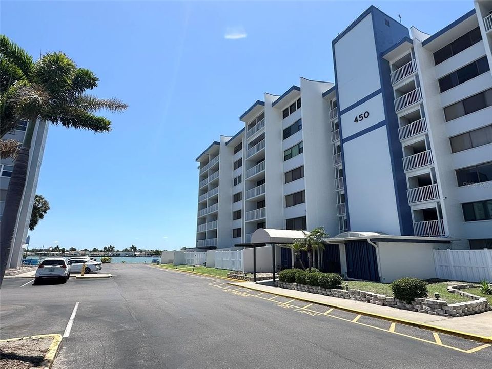 For Rent: $1,650 (1 beds, 1 baths, 885 Square Feet)
