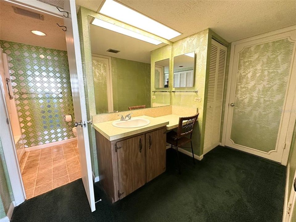 For Rent: $1,650 (1 beds, 1 baths, 885 Square Feet)