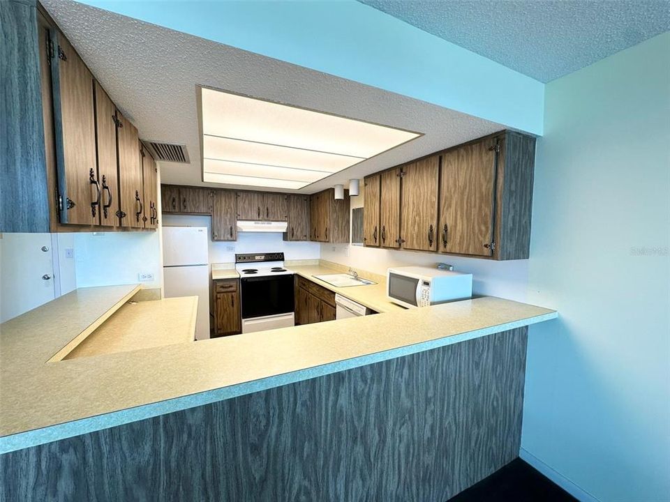 For Rent: $1,650 (1 beds, 1 baths, 885 Square Feet)