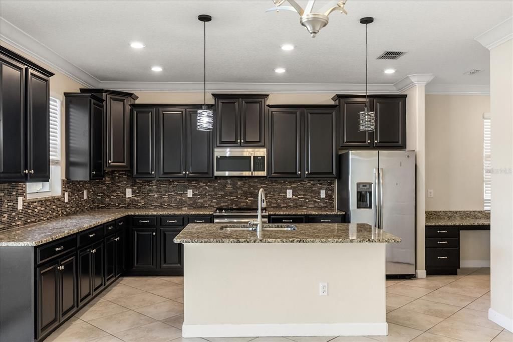 For Rent: $2,590 (4 beds, 2 baths, 2542 Square Feet)