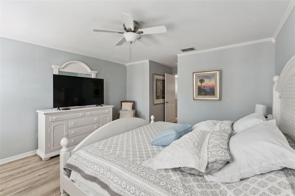 For Sale: $285,000 (1 beds, 1 baths, 855 Square Feet)