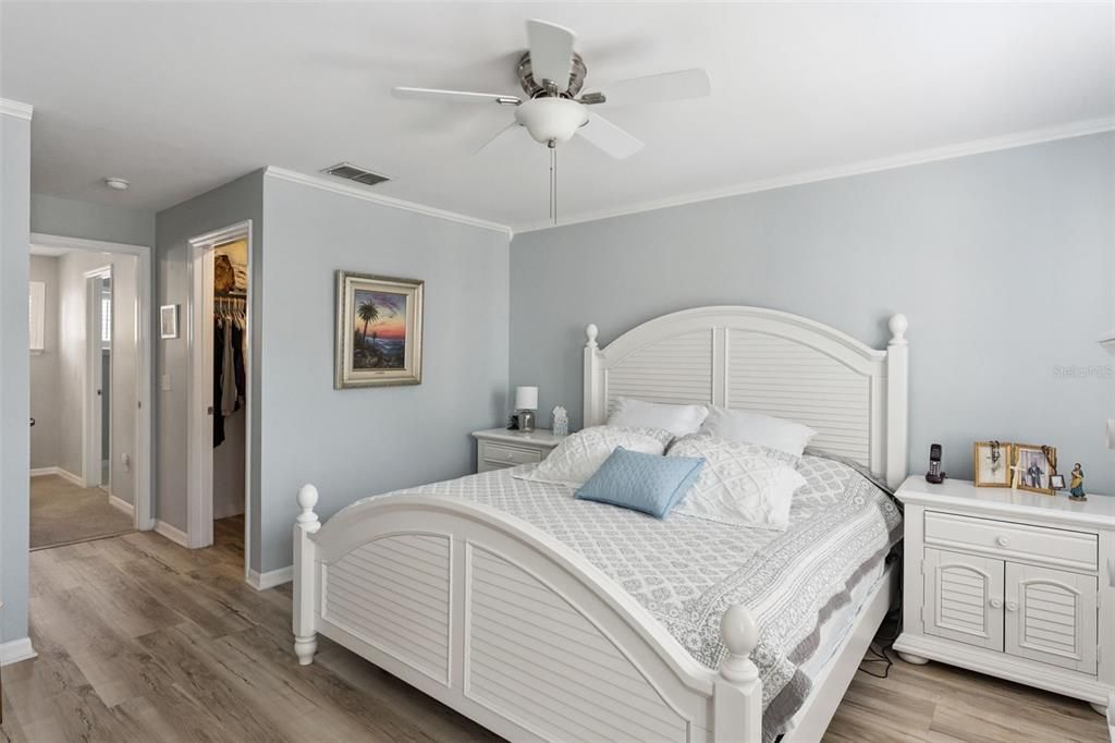 For Sale: $285,000 (1 beds, 1 baths, 855 Square Feet)