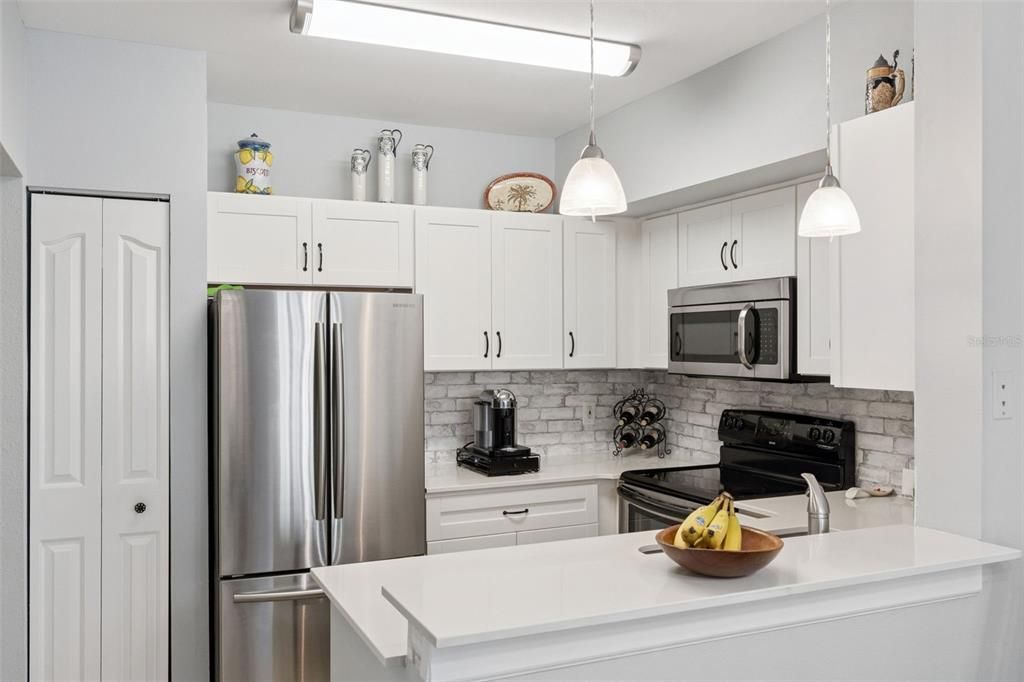 For Sale: $285,000 (1 beds, 1 baths, 855 Square Feet)