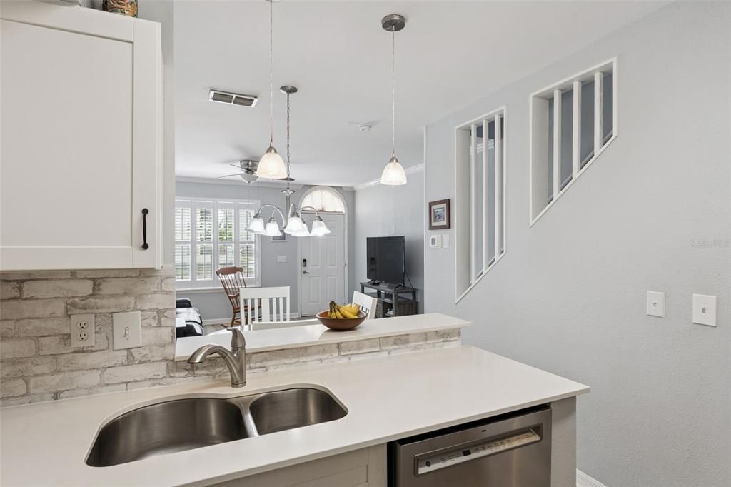For Sale: $285,000 (1 beds, 1 baths, 855 Square Feet)