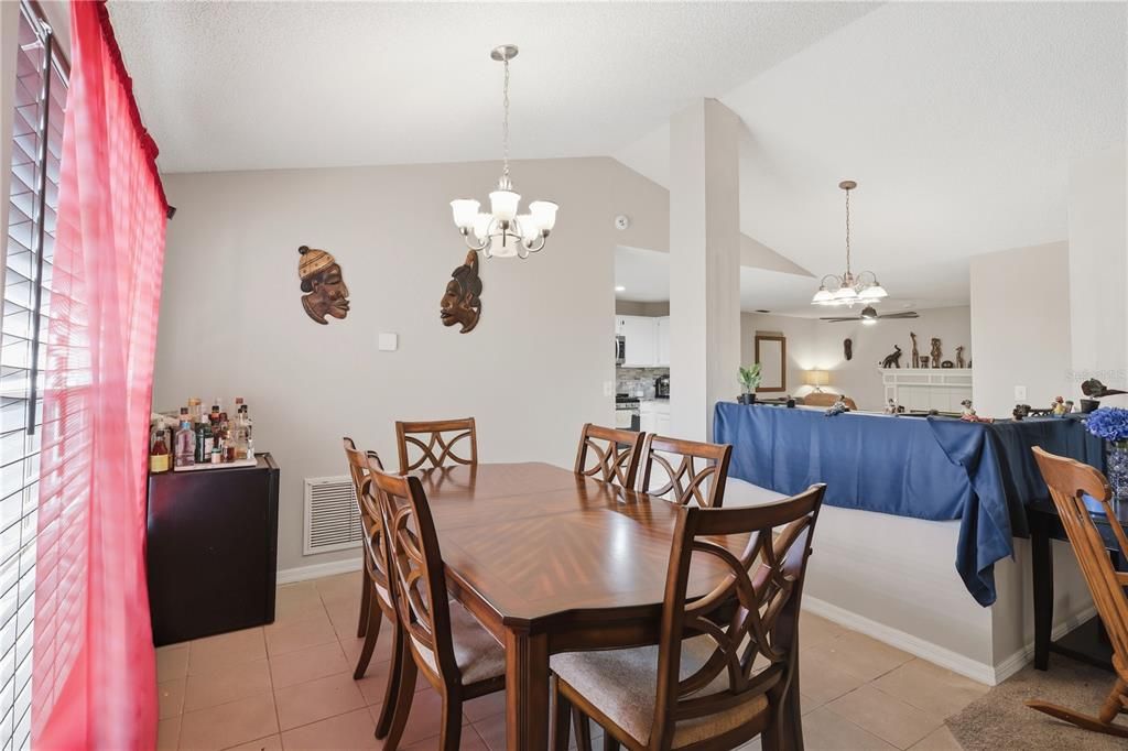 En Venta: $295,000 (4 camas, 2 baños, 1701 Pies cuadrados)