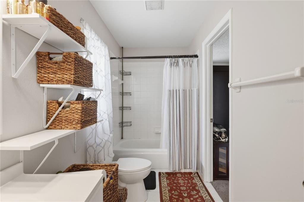 En Venta: $295,000 (4 camas, 2 baños, 1701 Pies cuadrados)