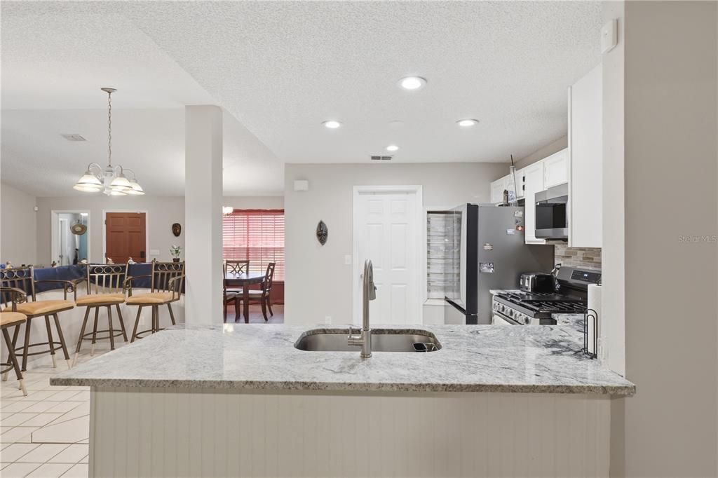 En Venta: $295,000 (4 camas, 2 baños, 1701 Pies cuadrados)