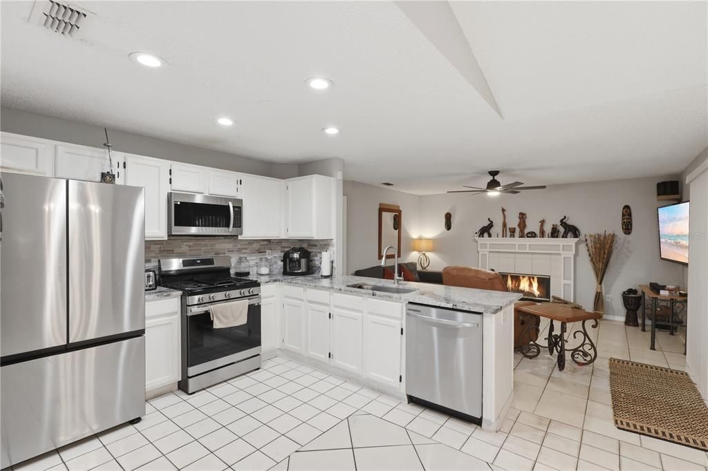 En Venta: $295,000 (4 camas, 2 baños, 1701 Pies cuadrados)
