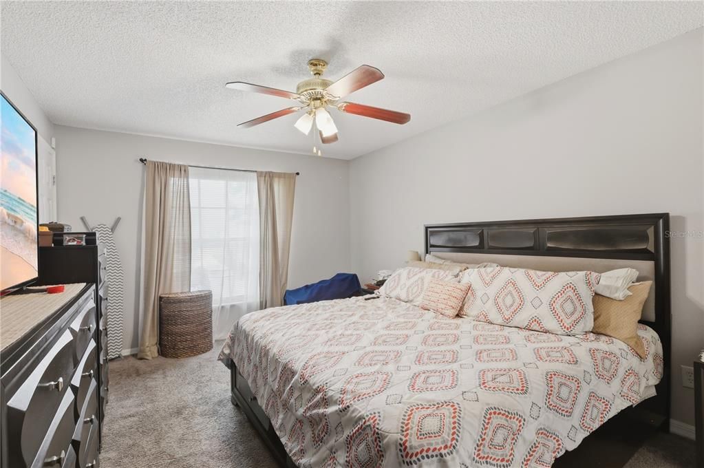 En Venta: $295,000 (4 camas, 2 baños, 1701 Pies cuadrados)