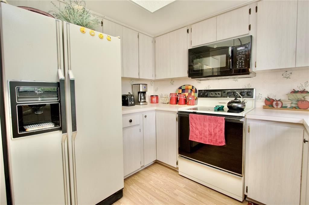 Activo con contrato: $225,000 (3 camas, 2 baños, 1325 Pies cuadrados)