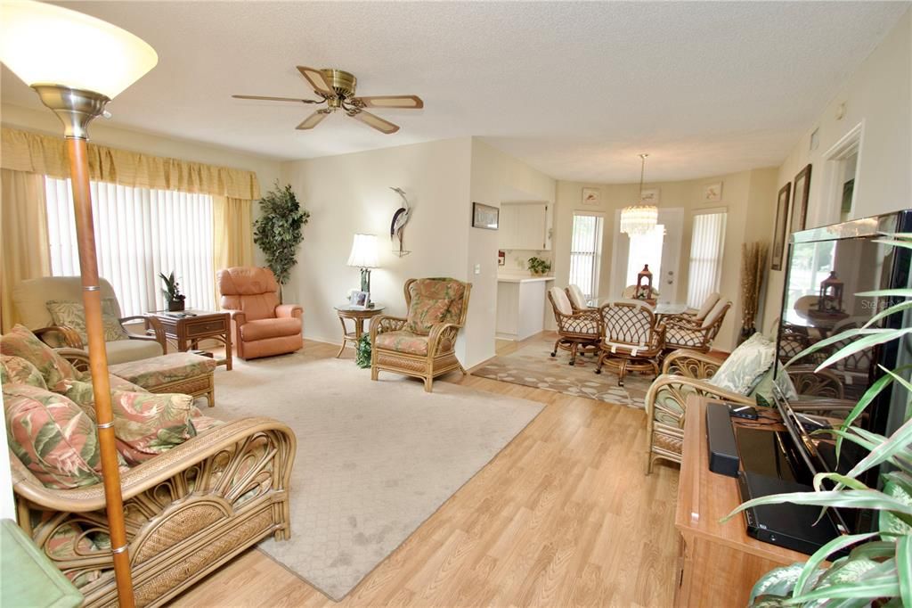 Activo con contrato: $225,000 (3 camas, 2 baños, 1325 Pies cuadrados)