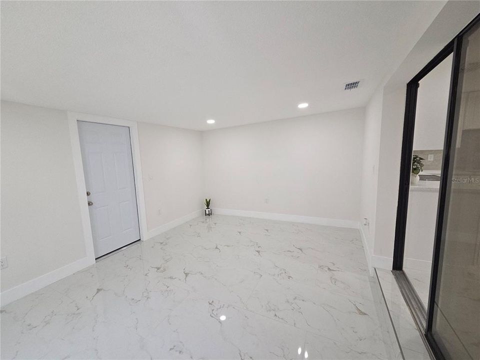 For Sale: $299,900 (3 beds, 2 baths, 1102 Square Feet)