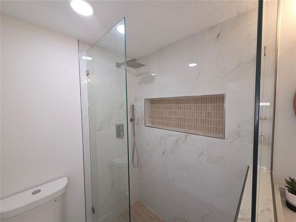 For Sale: $299,900 (3 beds, 2 baths, 1102 Square Feet)