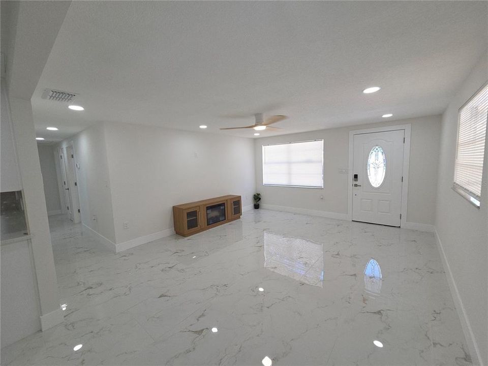 For Sale: $299,900 (3 beds, 2 baths, 1102 Square Feet)
