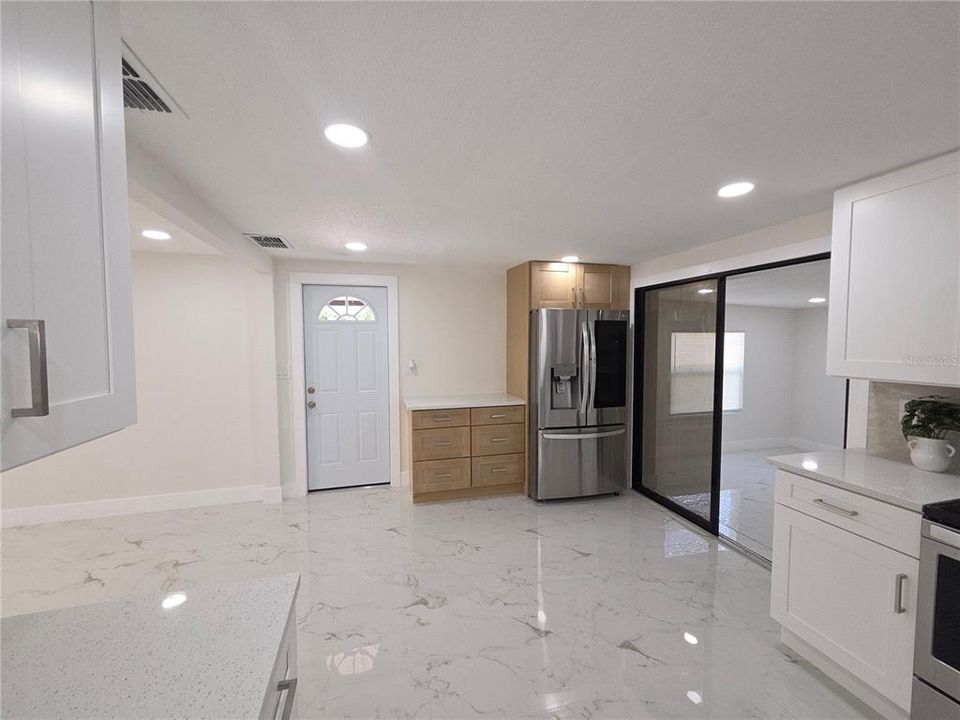 For Sale: $299,900 (3 beds, 2 baths, 1102 Square Feet)