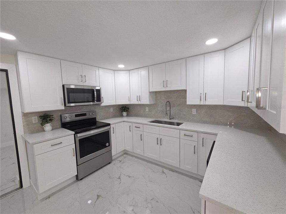 For Sale: $299,900 (3 beds, 2 baths, 1102 Square Feet)