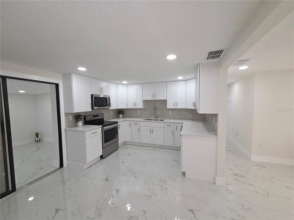 For Sale: $299,900 (3 beds, 2 baths, 1102 Square Feet)