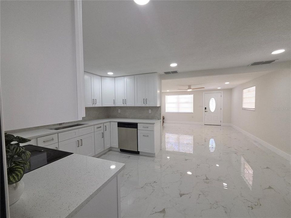For Sale: $299,900 (3 beds, 2 baths, 1102 Square Feet)