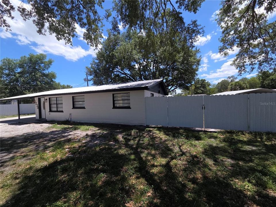 For Sale: $299,900 (3 beds, 2 baths, 1102 Square Feet)