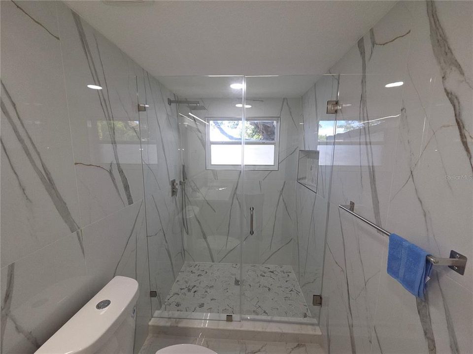 For Sale: $299,900 (3 beds, 2 baths, 1102 Square Feet)