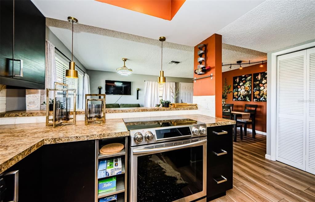 For Rent: $1,720 (1 beds, 1 baths, 750 Square Feet)