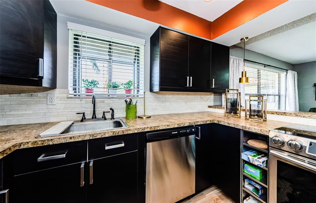For Rent: $1,720 (1 beds, 1 baths, 750 Square Feet)