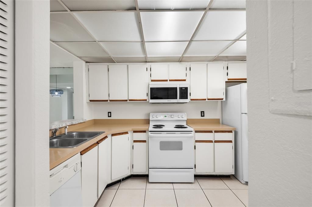 For Sale: $157,750 (2 beds, 2 baths, 1208 Square Feet)