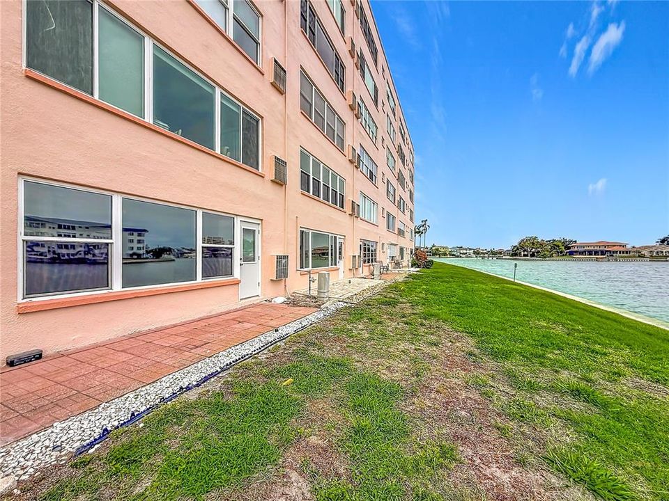 For Sale: $299,500 (2 beds, 2 baths, 1120 Square Feet)