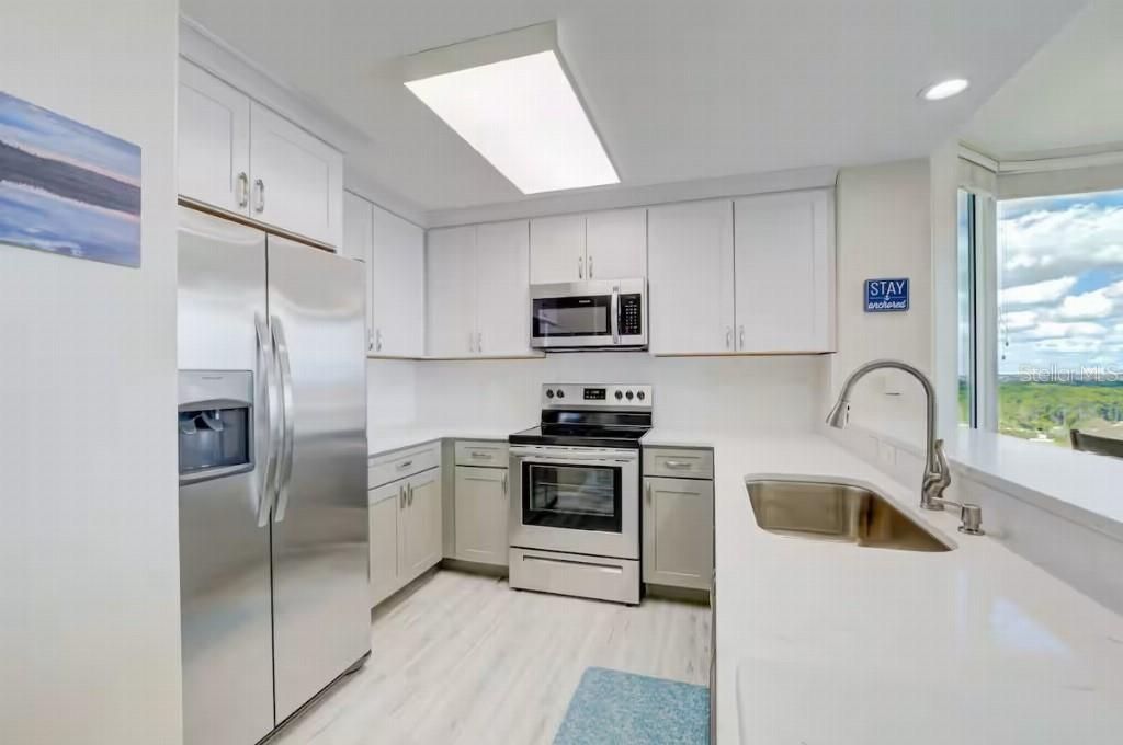 For Sale: $375,900 (2 beds, 2 baths, 1078 Square Feet)