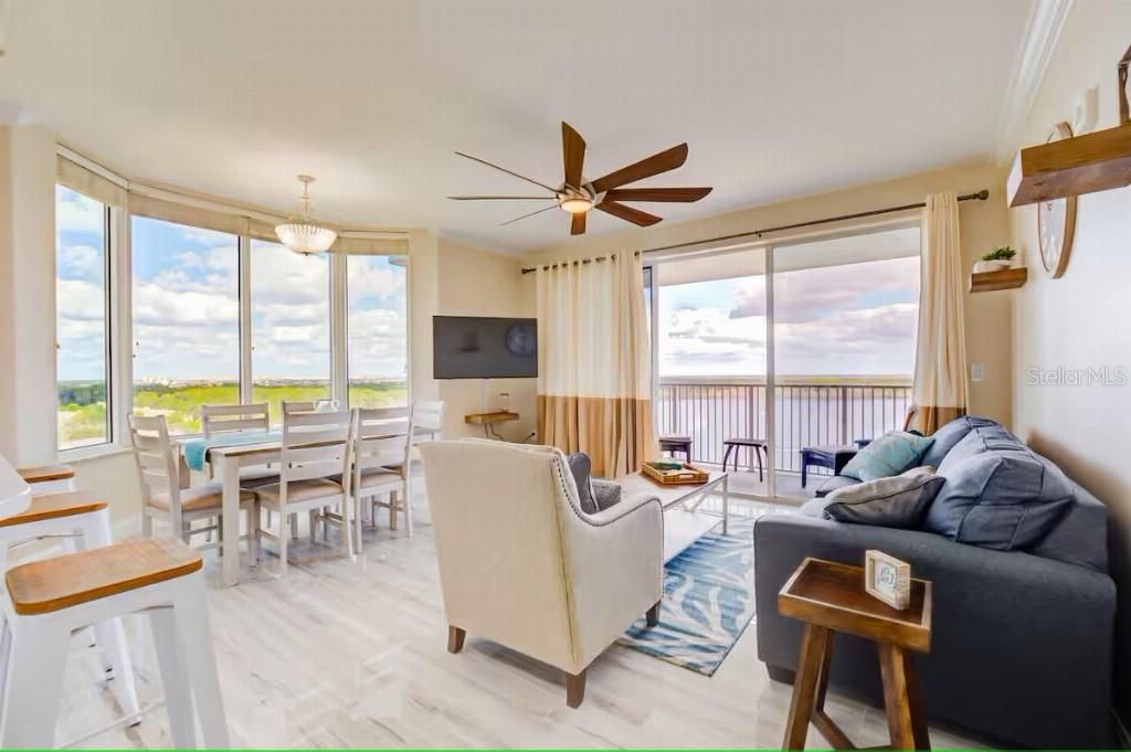 For Sale: $375,900 (2 beds, 2 baths, 1078 Square Feet)
