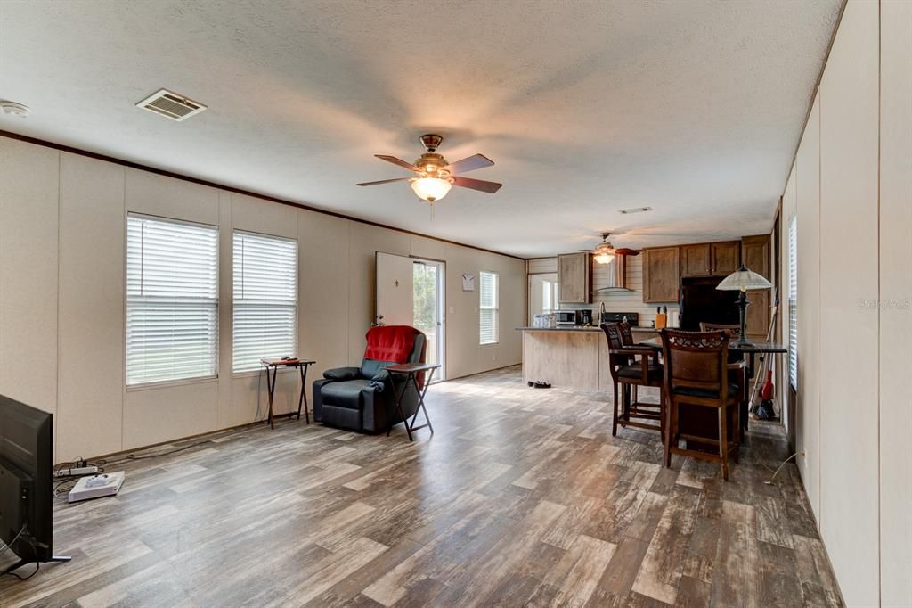 For Sale: $248,000 (3 beds, 2 baths, 1138 Square Feet)
