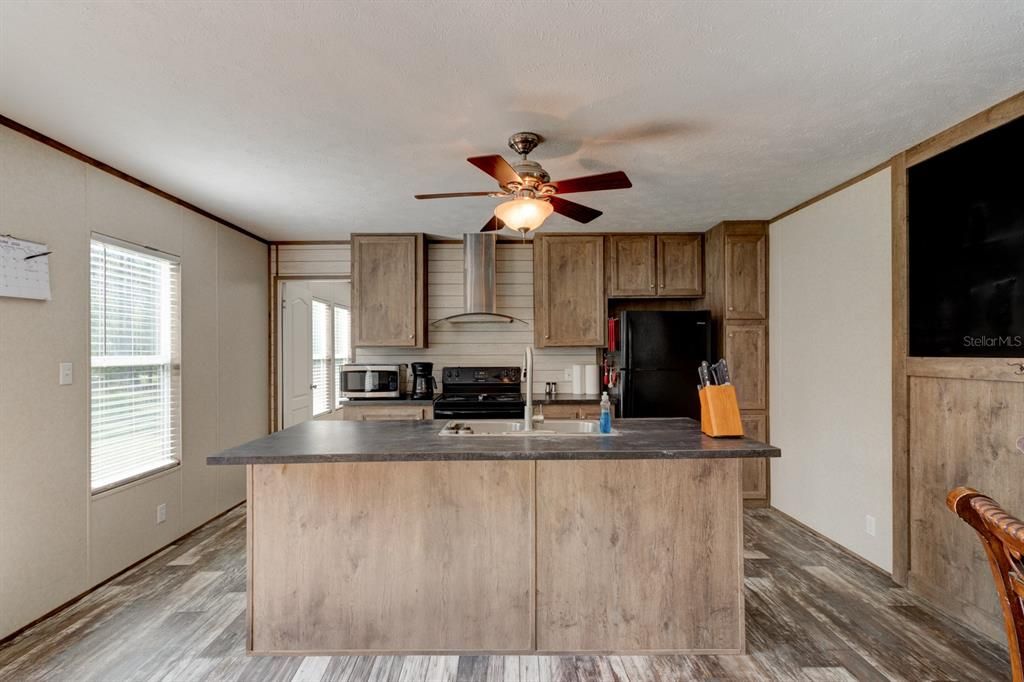 For Sale: $248,000 (3 beds, 2 baths, 1138 Square Feet)