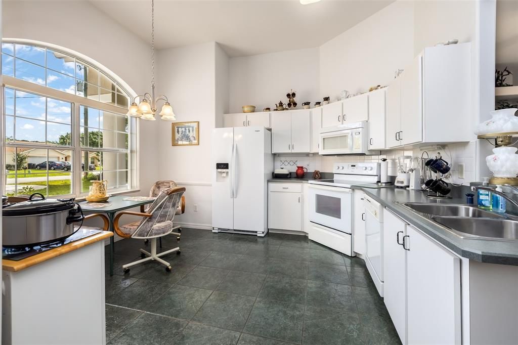 For Sale: $325,000 (3 beds, 2 baths, 1724 Square Feet)