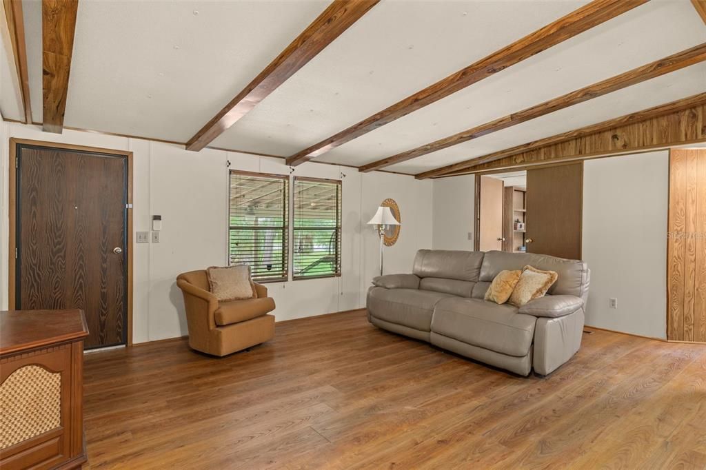For Sale: $189,900 (3 beds, 2 baths, 1040 Square Feet)