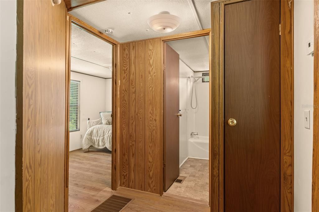 For Sale: $189,900 (3 beds, 2 baths, 1040 Square Feet)