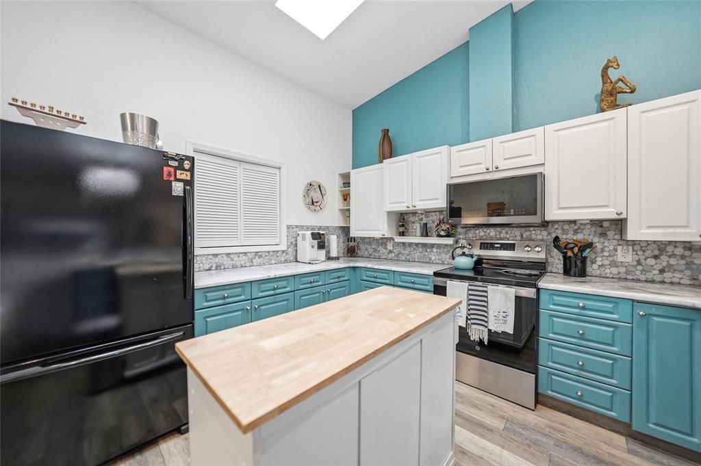 For Sale: $334,000 (3 beds, 2 baths, 2582 Square Feet)