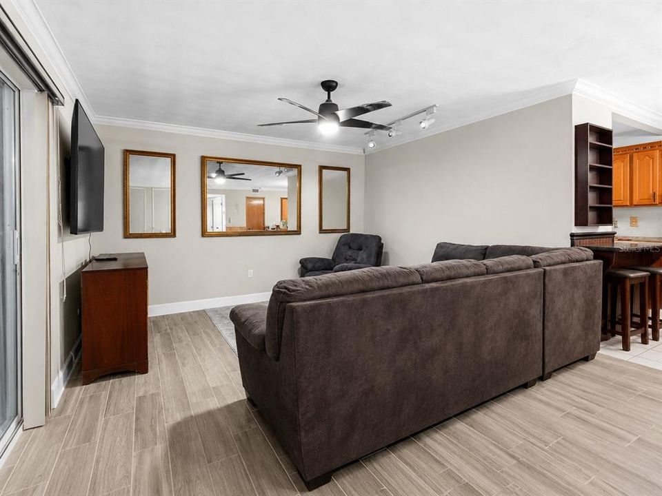 For Sale: $295,000 (2 beds, 1 baths, 1236 Square Feet)