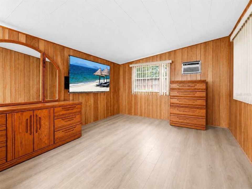 For Sale: $295,000 (2 beds, 1 baths, 1236 Square Feet)