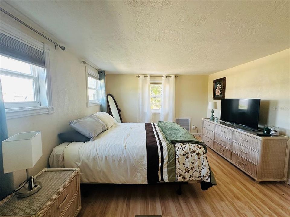 For Sale: $99,000 (2 beds, 2 baths, 1008 Square Feet)