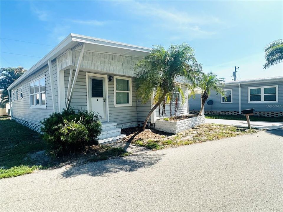 For Sale: $99,000 (2 beds, 2 baths, 1008 Square Feet)